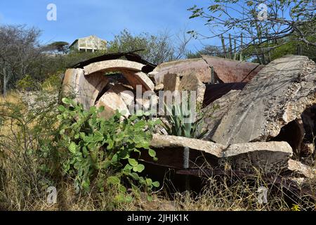 Zerbröckelte Überreste der verlassenen Balashi Gold Mills in Aruba. Stockfoto