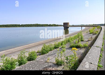 Lewes UK 19. July 2022 - der Wasserstand im Arlington Reservoir in der Nähe von Lewes in East Sussex ist heute während der aktuellen Hitzewelle zu 71% voll, wobei die Temperaturen in einigen Teilen Großbritanniens voraussichtlich über 40 Grad steigen werden. Eine extreme rote Wetterwarnung wurde für heute in Teilen Großbritanniens ausgegeben : Credit Simon Dack / Alamy Live News Stockfoto