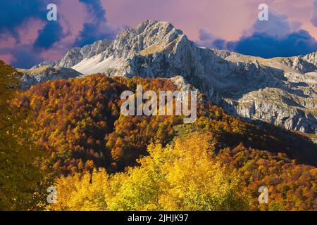 Blick auf den Gipfel des Monte Terminillo bei Sonnenuntergang im Herbst. Der Berg Terminillo wird als Berg von Rom bezeichnet und befindet sich im Apennin-Gebirge in Mittelitalien Stockfoto