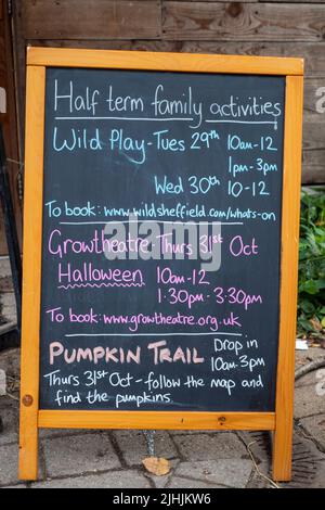Sheffield, Großbritannien - 31. Oktober 2019: Notice Board im Besucherzentrum von Eccleshall Woods für Halbzeitaktivitäten wie Wild Play und einen Halloween Pumpkin Trai Stockfoto