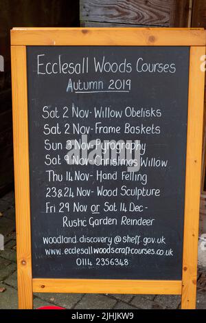 Sheffield, Großbritannien - 31. Oktober 2019: Hinweisbrett im Eccleshall Woods Besucherzentrum für Kurs in Handwerk und Waldkunst Stockfoto
