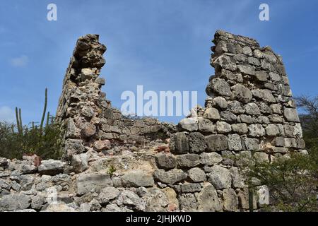 Alte verlassene Mühlensteinruinen zerbröckeln in der Wüste von Aruba. Stockfoto