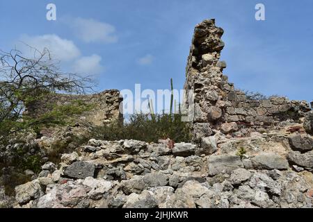 Felsgebäude Überreste der verlassenen Goldmühle Balashi in Aruba. Stockfoto