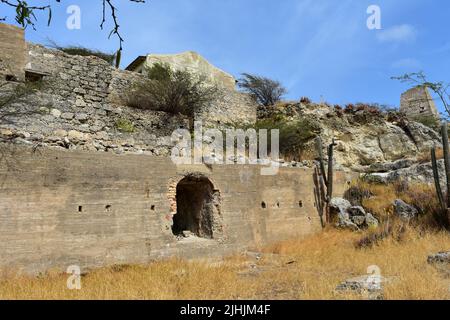 Verlassene und verlassene Goldmühlenruinen von Balashi im trockenen Aruba. Stockfoto