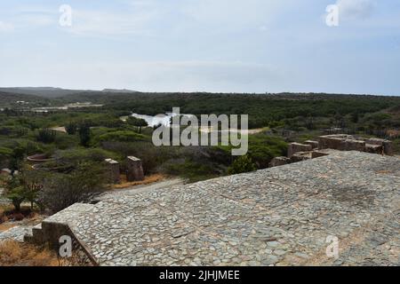 Blick von den Ruinen der Balashi Gold Mills auf Aruba herunter. Stockfoto