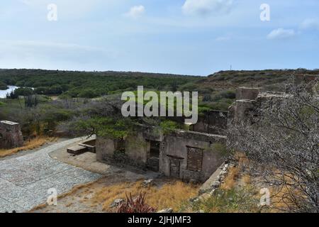 Verlassene Bauruinen der verlassenen Goldmühle Balashi in Aruba. Stockfoto