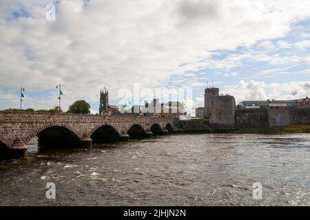 Ein Blick auf das King John's Castle und die Thomond-Brücke überqueren den Fluss Shannon in Limerick, Irland Stockfoto