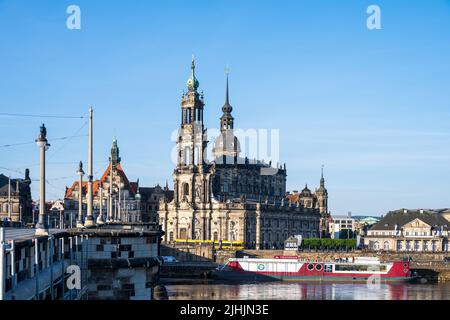 Dresden, Deutschland, Mai 2022 Dresden, Blick auf das Schloss, die Schlosskirche und das italienische Dorf, vor dem Theaterkahn Stockfoto