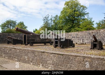 Eine größere und drei kleinere Kanonen Stockfoto