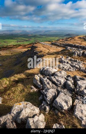 Limestone Crag auf Farleton fiel über Burton-in-Kendal Cumbria Stockfoto