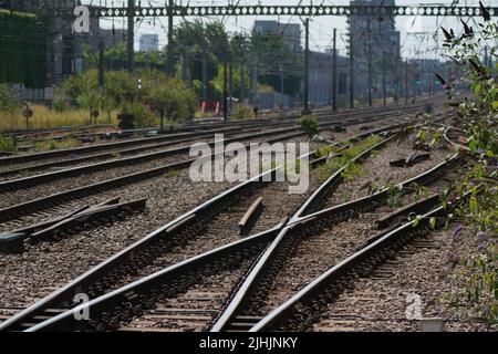 Die Bahnschienen sind weiß gestrichen, um der Hitze am Bahnhof Alexandra Palace in London zu helfen. Die Briten werden am heißesten britischen Tag der Rekorde schmelzen, da die Temperaturen voraussichtlich auf 40C steigen werden. Bilddatum: Dienstag, 19. Juli 2022. Stockfoto