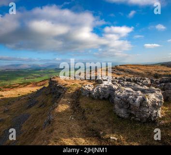 Limestone Crag auf Farleton fiel über Burton-in-Kendal Cumbria Stockfoto