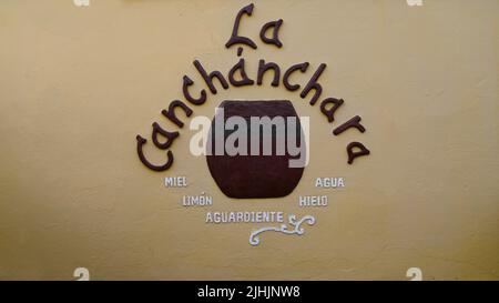 Malerischer Blick auf das Wandschild von La Canchánchara, eine authentische, charmante lokale Taberna und eine berühmte Bar mit Live-Musik in Trinidad, Kuba. Stockfoto