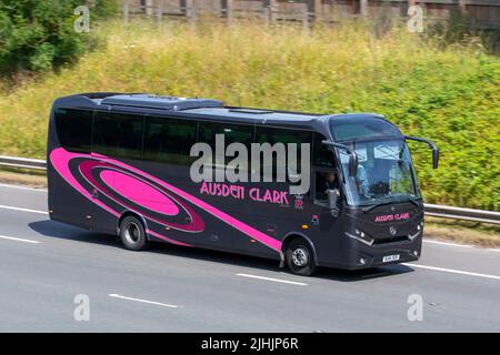 ASDEN CLARK Group. 2018 Mercedes Benz7700cc Dieselbus mit eigenem Nummernschild, personalisiertes Kennzeichen, geschätzte datentlose Registrierungen, Kennzeichen auf der Autobahn M6 in Großbritannien Stockfoto