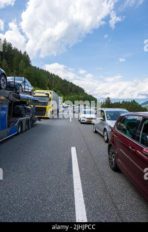 Verkehrsstau auf der Brennerautobahn in Richtung Süden Italien zu Beginn der Urlaubszeit Stockfoto