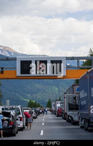 Verkehrsstau auf der Brennerautobahn in Richtung Süden Italien zu Beginn der Urlaubszeit Stockfoto