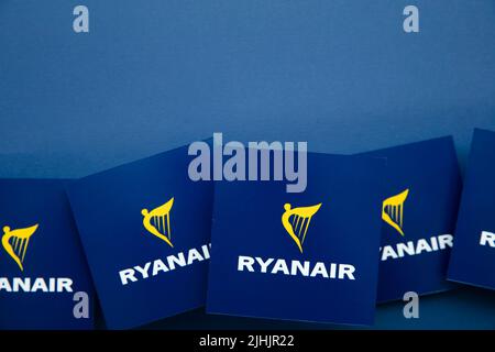 LONDON, Großbritannien – Juli 2022: Logo der Fluggesellschaft Ryanair. Ryanair ist eine britische Billigfluggesellschaft Stockfoto