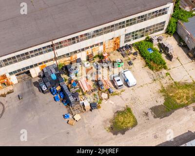 Luftaufnahme der Lagerung mit Reihen von weggeworfenen kaputten Autos. Recycling von alten Stockfoto