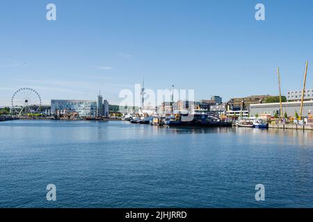 Kiel, Deutschland, 06/21/2022 Kieler Woche Eindrücke aus der Innenstadt am frühen Morgen. Das Hörn, das Germania-Becken und die Bahnhofsbrücke sind fünf Stockfoto