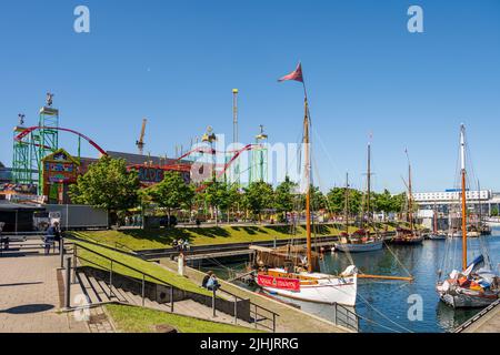 Kiel, Deutschland, 06/21/2022 Kieler Woche Eindrücke aus der Innenstadt am frühen Morgen. Das Hörn, das Germania-Becken und die Bahnhofsbrücke sind fünf Stockfoto