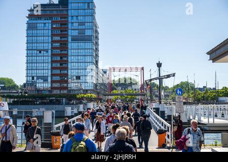 Kiel, Deutschland, 06/21/2022 Kieler Woche Eindrücke aus der Innenstadt am frühen Morgen. Das Hörn, das Germania-Becken und die Bahnhofsbrücke sind fünf Stockfoto