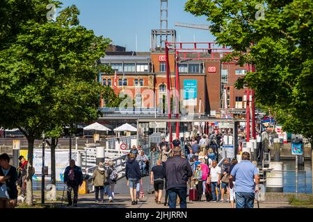 Kiel, Deutschland, 06/21/2022 Kieler Woche Eindrücke aus der Innenstadt am frühen Morgen. Das Hörn, das Germania-Becken und die Bahnhofsbrücke sind fünf Stockfoto