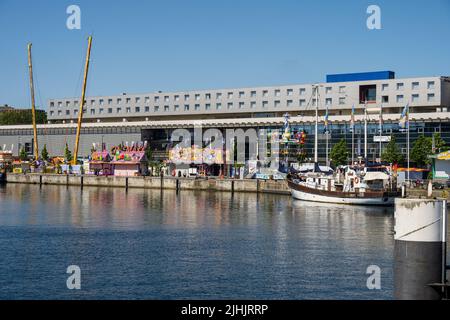 Kiel, Deutschland, 06/21/2022 Kieler Woche Eindrücke aus der Innenstadt am frühen Morgen. Das Hörn, das Germania-Becken und die Bahnhofsbrücke sind fünf Stockfoto