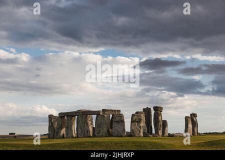 Sonnenuntergang in Stonehenge, Wiltshire, England Stockfoto