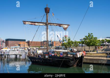 Kiel, Deutschland, 06/21/2022 Kieler Woche Eindrücke aus der Innenstadt am frühen Morgen. Das Hörn, das Germania-Becken und die Bahnhofsbrücke sind fünf Stockfoto