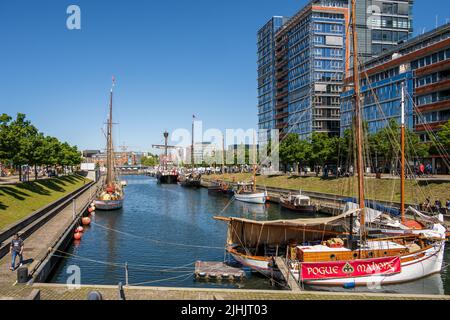 Kiel, Deutschland, 06/21/2022 Kieler Woche Eindrücke aus der Innenstadt am frühen Morgen. Das Hörn, das Germania-Becken und die Bahnhofsbrücke sind fünf Stockfoto