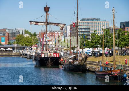 Kiel, Deutschland, 06/21/2022 Kieler Woche Eindrücke aus der Innenstadt am frühen Morgen. Das Hörn, das Germania-Becken und die Bahnhofsbrücke sind fünf Stockfoto