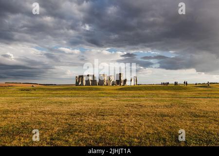 Sonnenuntergang in Stonehenge, Wiltshire, England Stockfoto