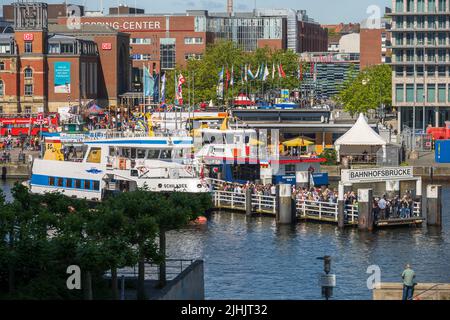 Kiel, Deutschland, 06/21/2022 Kieler Woche Eindrücke aus der Innenstadt am frühen Morgen. Das Hörn, das Germania-Becken und die Bahnhofsbrücke sind fünf Stockfoto