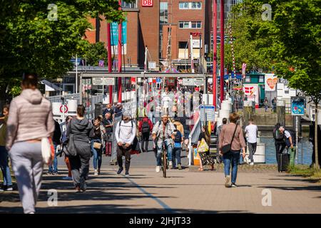 Kiel, Deutschland, 06/21/2022 Kieler Woche Eindrücke aus der Innenstadt am frühen Morgen. Das Hörn, das Germania-Becken und die Bahnhofsbrücke sind fünf Stockfoto