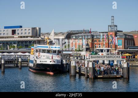 Kiel, Deutschland, 06/21/2022 Kieler Woche Eindrücke aus der Innenstadt am frühen Morgen. Das Hörn, das Germania-Becken und die Bahnhofsbrücke sind fünf Stockfoto