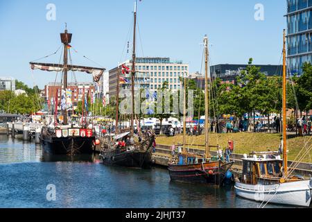 Kiel, Deutschland, 06/21/2022 Kieler Woche Eindrücke aus der Innenstadt am frühen Morgen. Das Hörn, das Germania-Becken und die Bahnhofsbrücke sind fünf Stockfoto