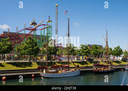 Kiel, Deutschland, 06/21/2022 Kieler Woche Eindrücke aus der Innenstadt am frühen Morgen. Das Hörn, das Germania-Becken und die Bahnhofsbrücke sind fünf Stockfoto