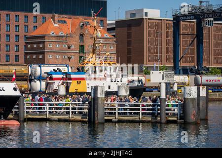 Kiel, Deutschland, 06/21/2022 Kieler Woche Eindrücke aus der Innenstadt am frühen Morgen. Das Hörn, das Germania-Becken und die Bahnhofsbrücke sind fünf Stockfoto