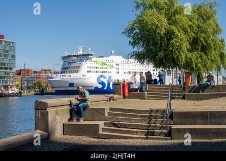 Kiel, Deutschland, 06/21/2022 Kieler Woche Eindrücke aus der Innenstadt am frühen Morgen. Das Hörn, das Germania-Becken und die Bahnhofsbrücke sind fünf Stockfoto