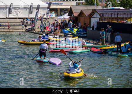 Kiel, Deutschland, 06/21/2022 Kieler Woche Eindrücke aus der Innenstadt am frühen Morgen. Viele Aktivitäten für Kinder am Bootshafen Stockfoto