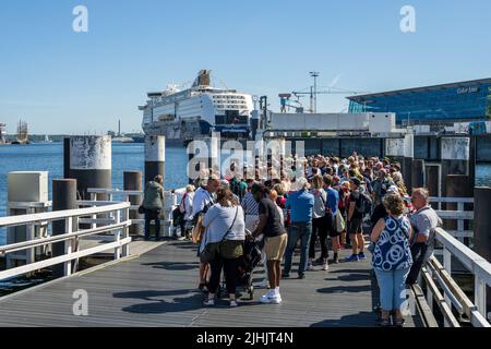 Kiel, Deutschland, 06/21/2022 Kieler Woche Eindrücke aus der Innenstadt am frühen Morgen. Das Hörn, das Germania-Becken und die Bahnhofsbrücke sind fünf Stockfoto