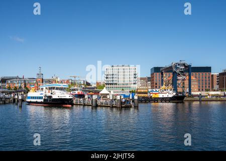 Kiel, Deutschland, 06/21/2022 Kieler Woche Eindrücke aus der Innenstadt am frühen Morgen. Das Hörn, das Germania-Becken und die Bahnhofsbrücke sind fünf Stockfoto