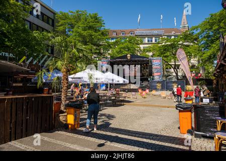 Kiel, Deutschland, 06/21/2022 Kieler Woche Eindrücke aus der Innenstadt am frühen Morgen. Auch die Holstenstraße füllt sich langsam Stockfoto