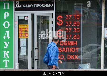 Kiew, Ukraine. 18.. Juli 2022. Ein Mann geht in der Nähe eines Schildes, das den Wechselkurs der ukrainischen Griwna gegen die Fremdwährung in Kiew anzeigt. Der US-Dollar ist in der vergangenen Woche stark gestiegen, aber mehr als vier Monate nach der russischen Invasion in die Ukraine kämpfen Politiker in Kiew darum, den Haushalt am Laufen zu halten, während das Militär des Landes gegen die russische Invasion kämpft. (Foto: Aleksandr Gusev/SOPA Images/Sipa USA) Quelle: SIPA USA/Alamy Live News Stockfoto