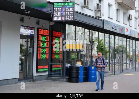 Kiew, Ukraine. 18.. Juli 2022. Ein Mann geht in der Nähe eines Schildes, das den Wechselkurs der ukrainischen Griwna gegen die Fremdwährung in Kiew anzeigt. Der US-Dollar ist in der vergangenen Woche stark gestiegen, aber mehr als vier Monate nach der russischen Invasion in die Ukraine kämpfen Politiker in Kiew darum, den Haushalt am Laufen zu halten, während das Militär des Landes gegen die russische Invasion kämpft. (Foto: Aleksandr Gusev/SOPA Images/Sipa USA) Quelle: SIPA USA/Alamy Live News Stockfoto