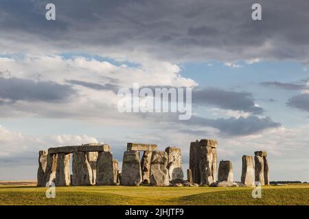 Sonnenuntergang in Stonehenge, Wiltshire, England Stockfoto