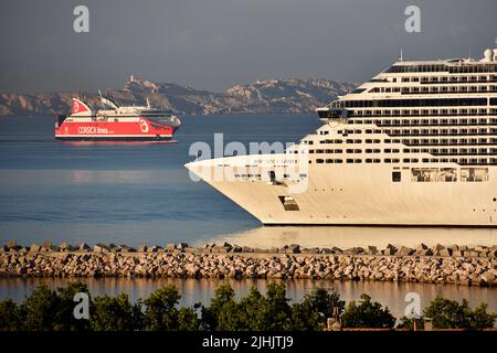 Marseille, Frankreich. 17.. Juli 2022. Das Schiff der MSC Splendida Fantasia-Klasse erreicht den französischen Mittelmeerhafen Marseille. Kredit: SOPA Images Limited/Alamy Live Nachrichten Stockfoto