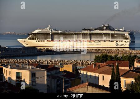 Marseille, Frankreich. 17.. Juli 2022. Das Schiff der MSC Splendida Fantasia-Klasse erreicht den französischen Mittelmeerhafen Marseille. Kredit: SOPA Images Limited/Alamy Live Nachrichten Stockfoto