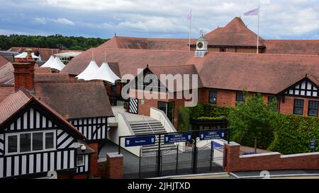 Chester, Großbritannien; 3. Juli 2022; Ein allgemeiner Blick über die Dächer der Rennbahn von Chester. Stockfoto