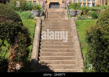 Zwei steinerne Treppen führen zu einem englischen Herrenhaus Stockfoto